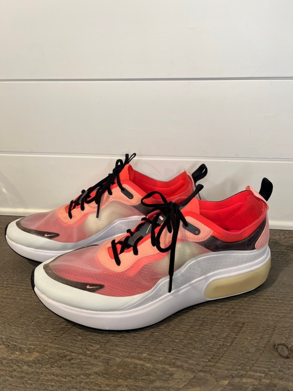 Nike Women's Air Max Dia SE Flash Crimson Sneakers 12 or mens 10.5